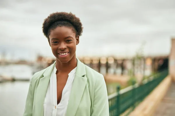 Ung Afrikansk Amerikansk Affärskvinna Ler Lycklig Stående Vid Strandpromenaden — Stockfoto