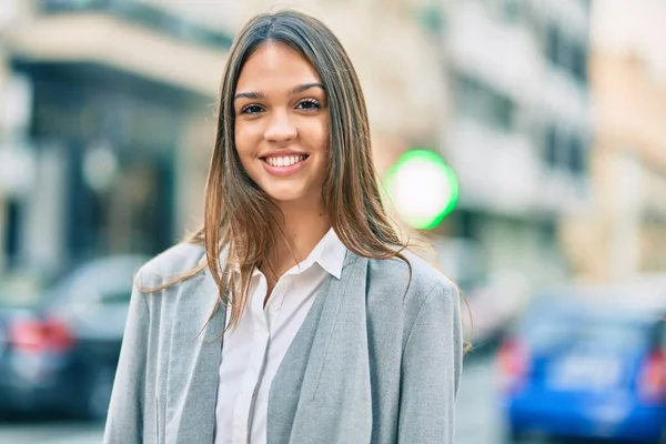 Jovem Empresária Latina Sorrindo Feliz Cidade — Fotografia de Stock