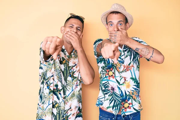 Jovem Casal Gay Dois Homens Usando Chapéu Verão Camisa Havaiana — Fotografia de Stock