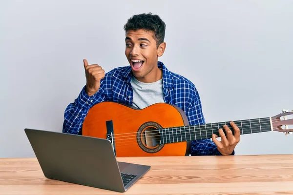 Joven Guapo Afroamericano Hombre Aprendiendo Guitarra Clásica Tutorial Línea Apuntando —  Fotos de Stock