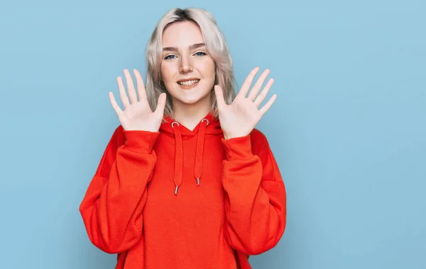 Молода Блондинка Повсякденному Одязі Показує Вказує Пальцями Номер Десять Посміхаючись — стокове фото