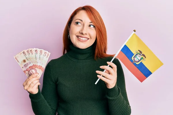 Krásná Zrzka Žena Drží Kolumbijskou Vlajku Kolumbijských Pesos Bankovek Úsměvem — Stock fotografie