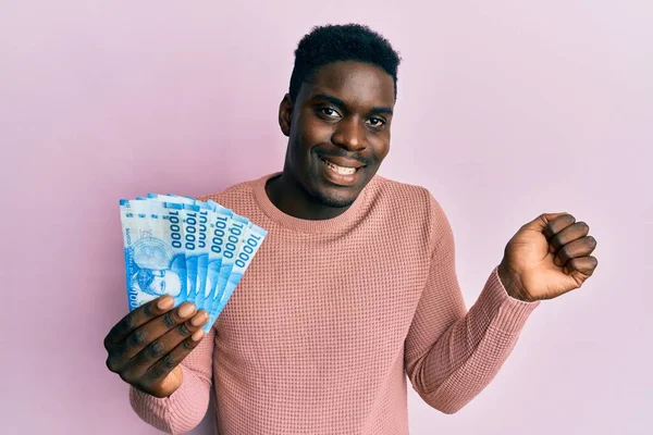 Handsome Black Man Holding 10000 Chilean Pesos Screaming Proud Celebrating — 스톡 사진