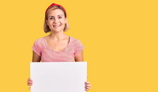 Mujer Rubia Joven Sosteniendo Banner Vacío Blanco Mirando Positiva Feliz — Foto de Stock