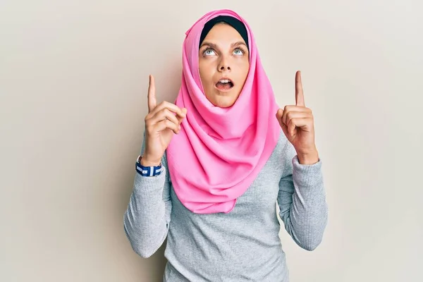 Giovane Donna Caucasica Indossa Tradizionale Sciarpa Hijab Islamico Stupito Sorpreso — Foto Stock