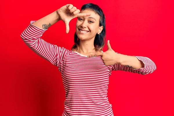 Jeune Femme Portant Des Vêtements Décontractés Souriant Faisant Cadre Avec — Photo