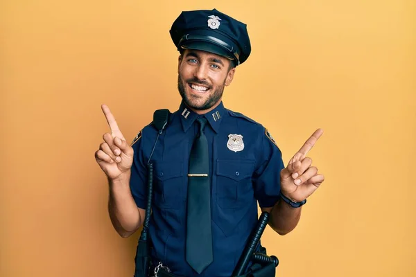 Snygg Latinamerikansk Man Polisuniform Som Leende Pekar Med Fingrarna Olika — Stockfoto