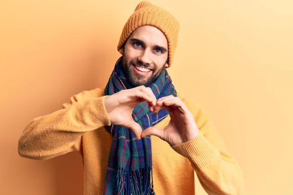 Joven Hombre Guapo Con Barba Con Gorra Lana Bufanda Sonriendo — Foto de Stock