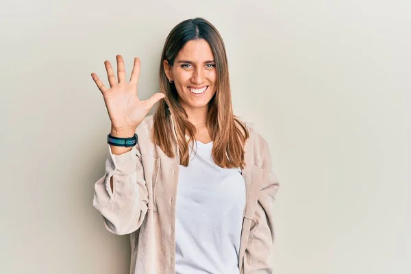 Brunetka Młoda Kobieta Luźnych Ubraniach Pokazując Wskazując Palcem Numer Pięć — Zdjęcie stockowe