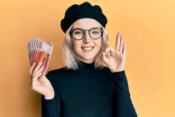 Mladé Blondýny Dívka Drží Norské Koruny Bankovky Dělá Znamení Prsty — Stock fotografie