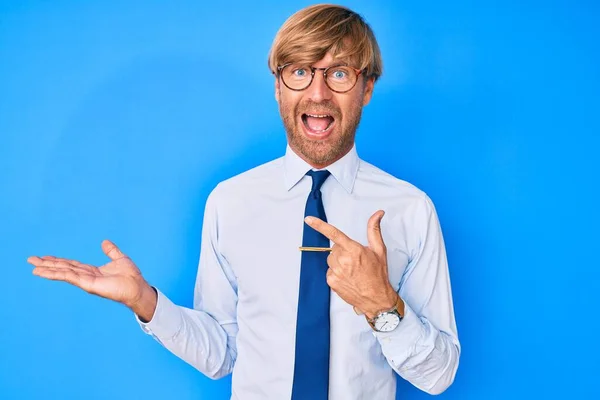 Mladý Blonďatý Muž Nosí Obchodní Oblečení Brýle Ohromen Usmívá Kamery — Stock fotografie