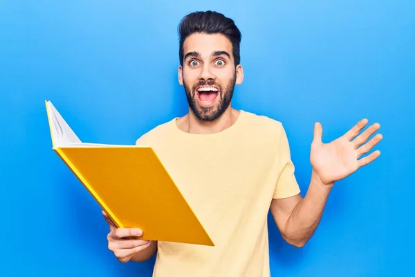 Jeune Homme Beau Avec Barbe Livre Lecture Célébrant Réalisation Avec — Photo