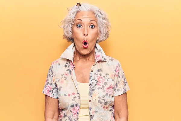 Senior Mujer Pelo Gris Vistiendo Ropa Casual Asustada Sorprendida Con — Foto de Stock