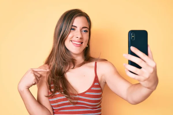 Krásná Mladá Běloška Selfie Fotografie Smartphone Usměvavý Šťastný Ukazující Rukou — Stock fotografie