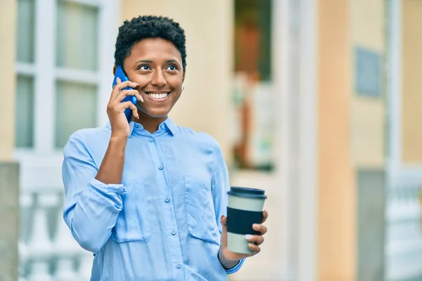 Joven Afroamericana Chica Hablando Teléfono Inteligente Beber Llevar Café Ciudad — Foto de Stock