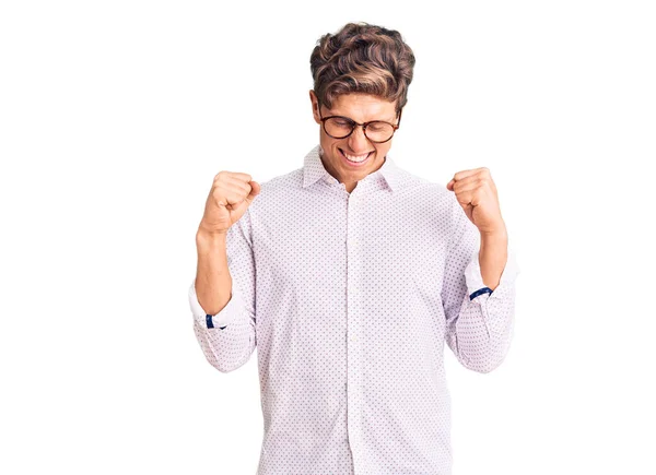 Mladý Pohledný Muž Pracovních Šatech Brýlích Nadšený Úspěchu Zdviženýma Rukama — Stock fotografie
