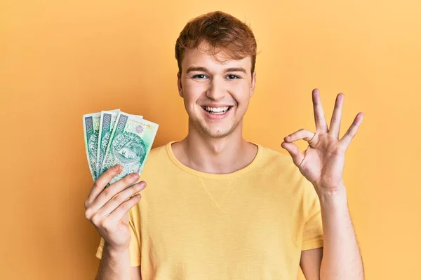 Junger Kaukasischer Mann Hält Polnische Zloty Banknoten Der Hand Winkt — Stockfoto