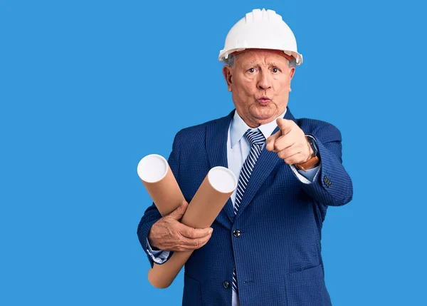 Hombre Alto Pelo Gris Guapo Usando Sombrero Arquitecto Sosteniendo Planos — Foto de Stock