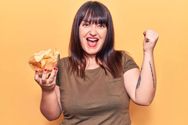 Joven Mujer Tamaño Grande Sosteniendo Papas Fritas Gritando Orgulloso Celebrando —  Fotos de Stock