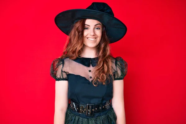 Jovem Mulher Bonita Vestindo Traje Bruxa Halloween Com Sorriso Feliz — Fotografia de Stock