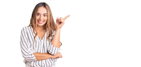 Jong Mooi Blond Vrouw Dragen Casual Kleding Glimlachen Gelukkig Wijzend — Stockfoto