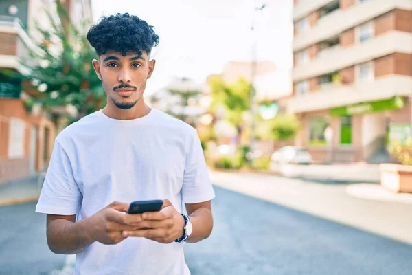Giovane Arabo Con Espressione Grave Utilizzando Smartphone Piedi Città — Foto Stock