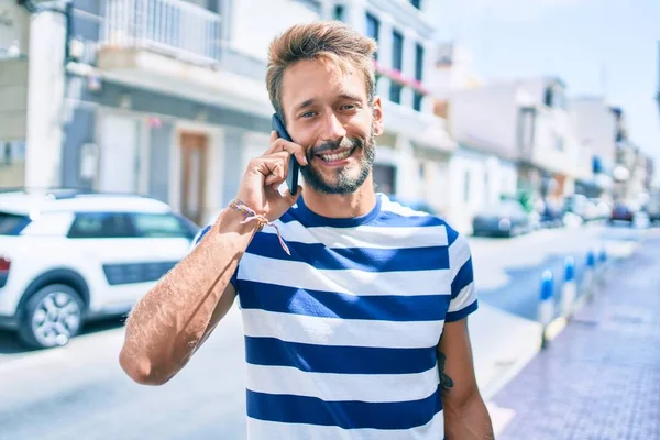 Красивый Белый Мужчина Бородой Счастливо Улыбающийся Улице Разговаривающий Телефону — стоковое фото