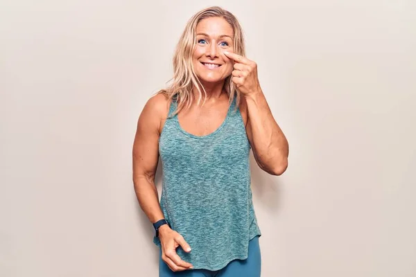 Kaukasische Blondine Mittleren Alters Sportkleidung Die Mit Dem Finger Auf — Stockfoto