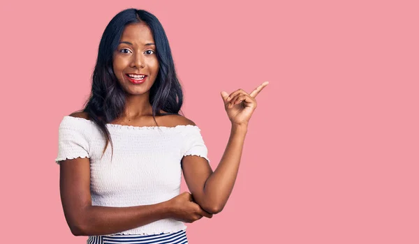 Jong Indiaans Meisje Dragen Casual Kleding Glimlachen Gelukkig Wijzend Met — Stockfoto