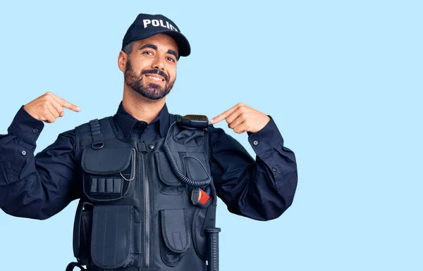 Giovane Uomo Ispanico Indossa Uniforme Della Polizia Guardando Fiducioso Con — Foto Stock