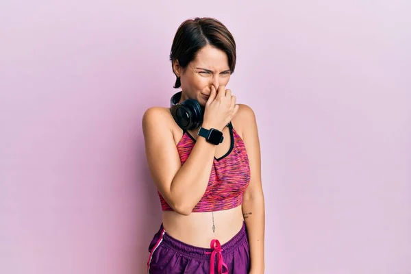 Mujer Morena Joven Con Pelo Corto Usando Ropa Deportiva Auriculares —  Fotos de Stock