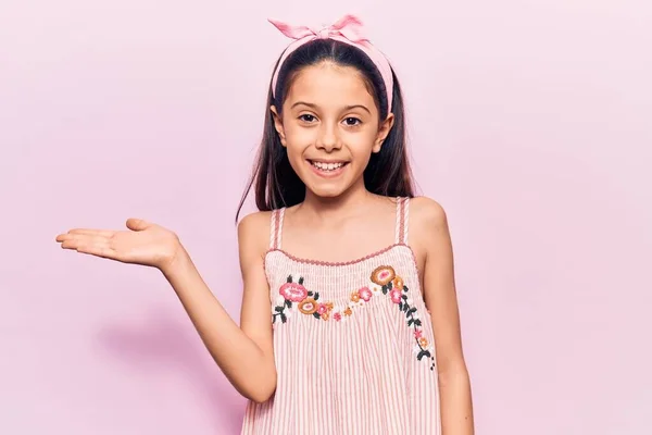 Menina Bonita Usando Roupas Casuais Sorrindo Alegre Apresentando Apontando Com — Fotografia de Stock