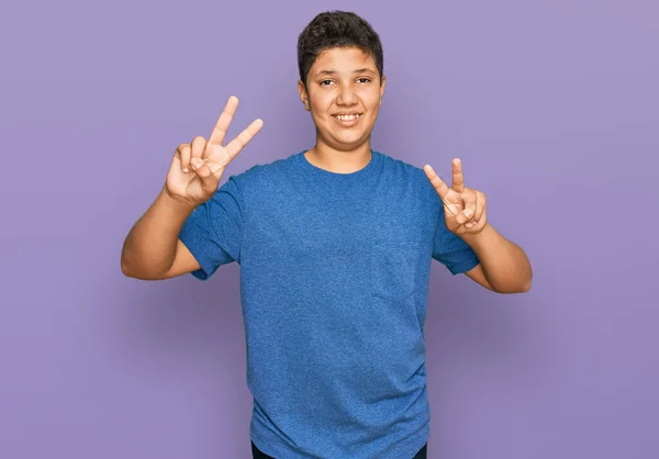 Ein Hispanischer Teenager Lässiger Kleidung Lächelt Die Kamera Und Zeigt — Stockfoto