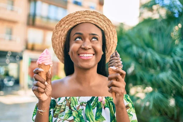 Jonge Afro Amerikaanse Toeristische Vrouw Vakantie Glimlachend Gelukkig Eten Ijs — Stockfoto