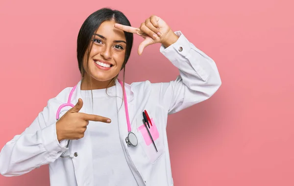 Güzel Spanyol Kadın Doktor Üniforması Steteskop Takıp Gülümsüyor Elleriyle Parmaklarıyla — Stok fotoğraf