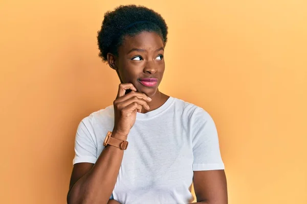 Jovem Menina Afro Americana Vestindo Casual Camiseta Branca Pensando Concentrou — Fotografia de Stock