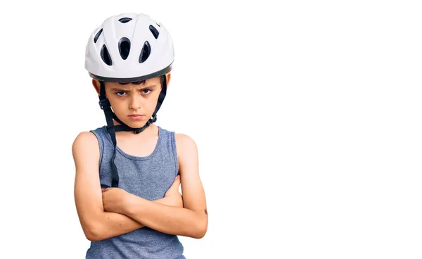 Bisiklet Kaskı Takan Küçük Sevimli Çocuk Şüpheci Gergin Yüzünde Çapraz — Stok fotoğraf