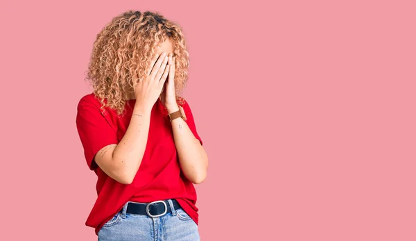 Jeune Femme Blonde Aux Cheveux Bouclés Portant Shirt Rouge Décontracté — Photo