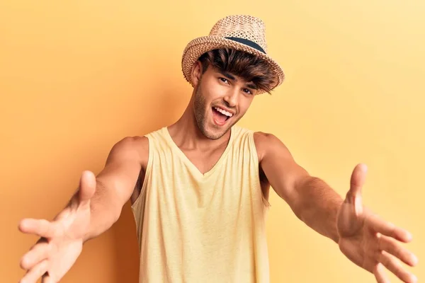 Joven Hispano Con Sombrero Verano Mirando Cámara Sonriendo Con Los — Foto de Stock