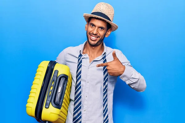 Homem Latino Jovem Usando Chapéu Verão Segurando Saco Cabine Apontando — Fotografia de Stock