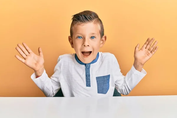 Bedårande Kaukasiska Unge Bär Casual Kläder Sitter Bordet Firar Galen — Stockfoto