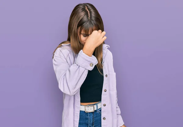 Έφηβος Καυκάσιος Κορίτσι Φορώντας Casual Ρούχα Κουρασμένος Τρίψιμο Μύτη Και — Φωτογραφία Αρχείου