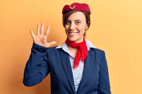 Fiatal Gyönyörű Stewardess Egyenruhában Ötös Számú Ujjaival Mutogatva Miközben Magabiztosan — Stock Fotó