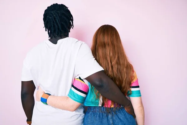 Mezirasový Pár Oblečený Neformálního Oblečení Šťastně Objímající Pozpátku Self Love — Stock fotografie