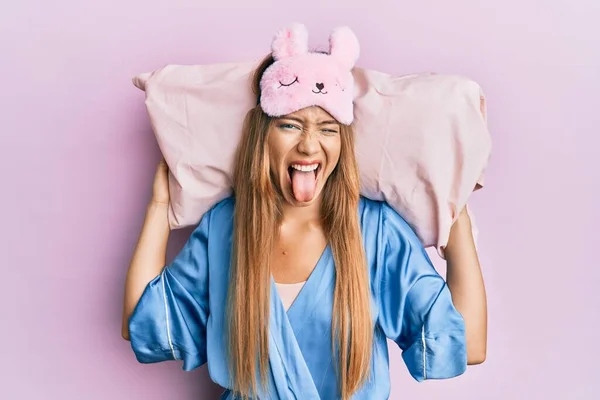 Linda Jovem Loira Usando Máscara Sono Pijama Dormindo Travesseiro Furando — Fotografia de Stock
