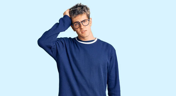 Jonge Knappe Man Casual Kleren Glazen Verwarren Vragen Zich Vraag — Stockfoto