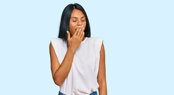 Sıradan Kıyafetler Giyen Afro Amerikalı Genç Bir Kadın Ağzını Eliyle — Stok fotoğraf