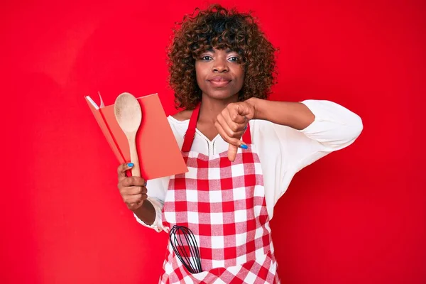 Jeune Femme Afro Américaine Portant Tablier Boulanger Professionnel Lisant Livre — Photo