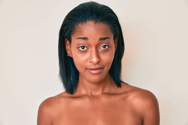 Joven Mujer Afroamericana Pie Topless Mostrando Piel Relajada Con Expresión — Foto de Stock