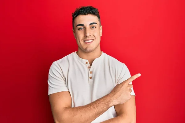 Joven Hispano Con Camiseta Blanca Casual Sonriendo Alegre Señalando Con — Foto de Stock